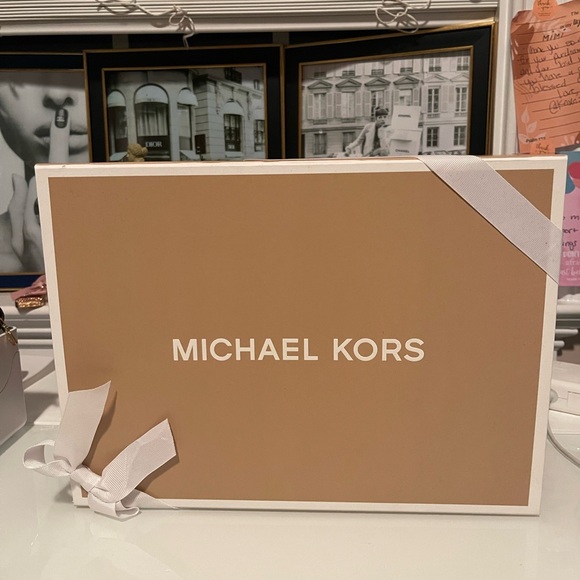 NWT Authentic Michael Kors W/ LG Hanover Crossbody Bag with the organic box❤️❤️ - Picture 4 of 10